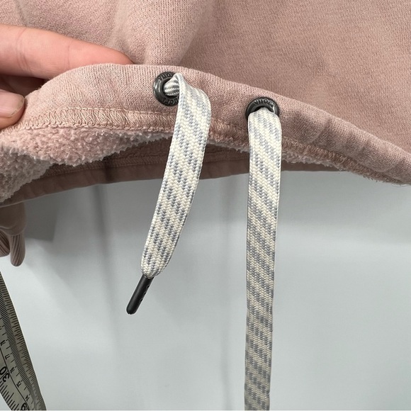 Vuori Restore Cropped Drawstring Sweatshirt Dogwood Pink - Picture 5 of 6